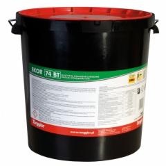 Czarne wiadro z czerwonym wieczkiem, etykieta z nazwą 'EKOR 74 BT' i informacjami o produkcie, widoczne uchwyty po bokach, na białym tle.