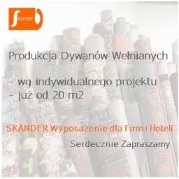 Stos zwiniętych dywanów wełnianych z różnymi wzorami, reklama firmy Skander oferującej produkcję dywanów wełnianych na indywidualne zamówienie od 20 m2, skierowana do firm i hoteli.