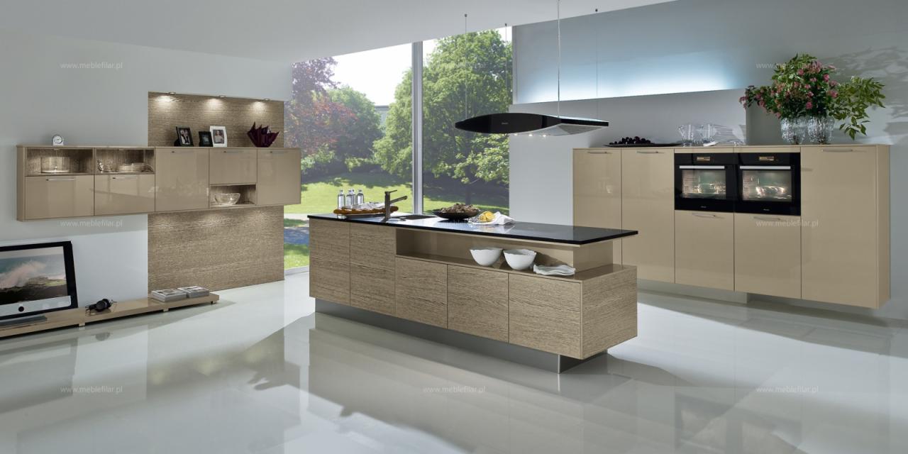 Nowoczesna kuchnia z wyspą, beżowe szafki z połyskiem i drewnianym dekorem, czarny blat, duże okno z widokiem na zieleń, minimalistyczny okap.