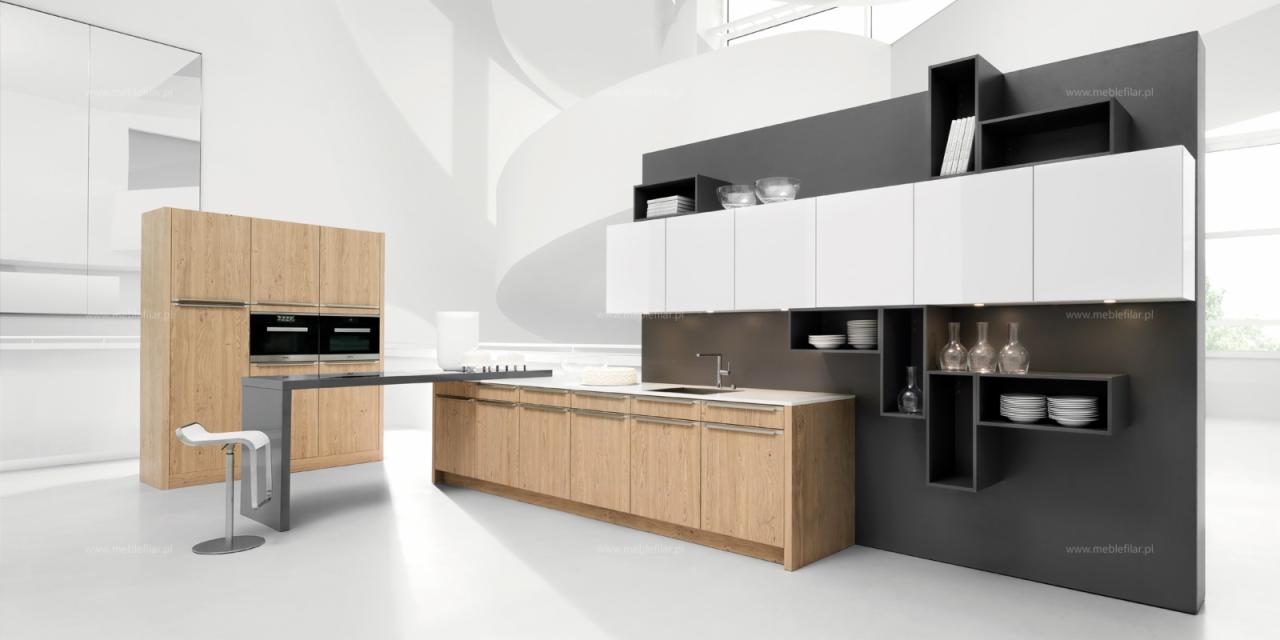 Nowoczesna kuchnia z drewnianymi frontami szafek dolnych i białymi górnymi, uzupełniona o czarny panel z półkami i przeszklonymi ozdobami, z wyspą oddzielającą zabudowę z piekarnikami.