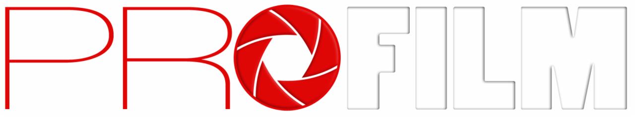 Logo firmy 'PRO FILM' z czerwonym okręgiem imitującym przesłonę aparatu fotograficznego i białymi literami.
