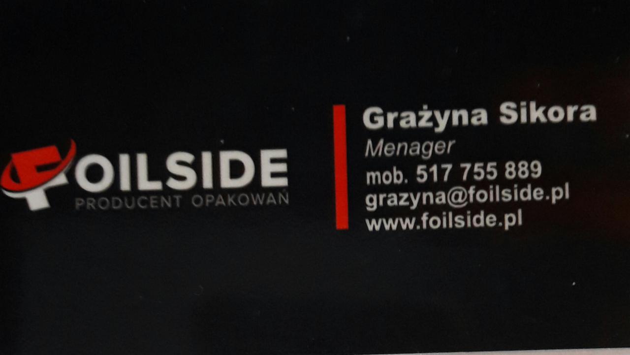 Wizytówka firmy Oilside, producenta opakowań, z logo, danymi kontaktowymi do Grażyny Sikory, menagera, numerem telefonu i adresem strony internetowej, na czarnym tle.