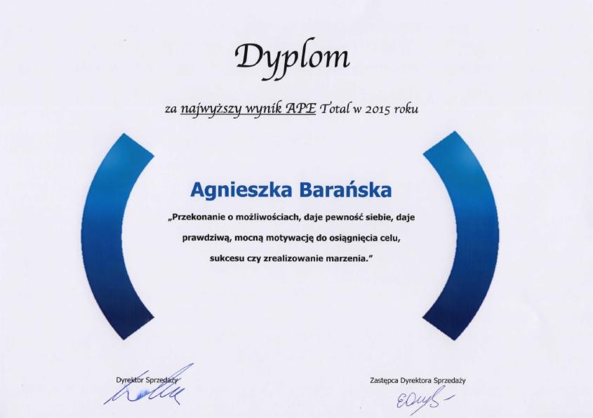 Dyplom dla Agnieszki Barańskiej za najwyższy wynik APE Total w 2015 roku, otoczony niebieskimi elementami graficznymi, z podpisami Dyrektora i Zastępcy Dyrektora Sprzedaży.
