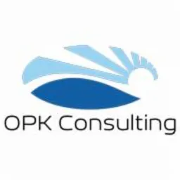 Logo firmy OPK Consulting z abstrakcyjnym symbolem słońca w odcieniach błękitu nad nazwą firmy, na białym tle.
