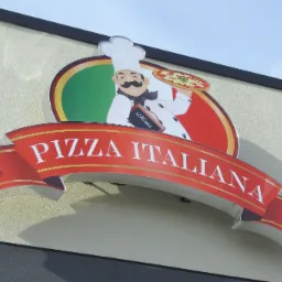 Podświetlany kaseton reklamowy z wizerunkiem kucharza trzymającego pizzę i napisem 'Pizza Italiana' zamontowany na elewacji budynku.