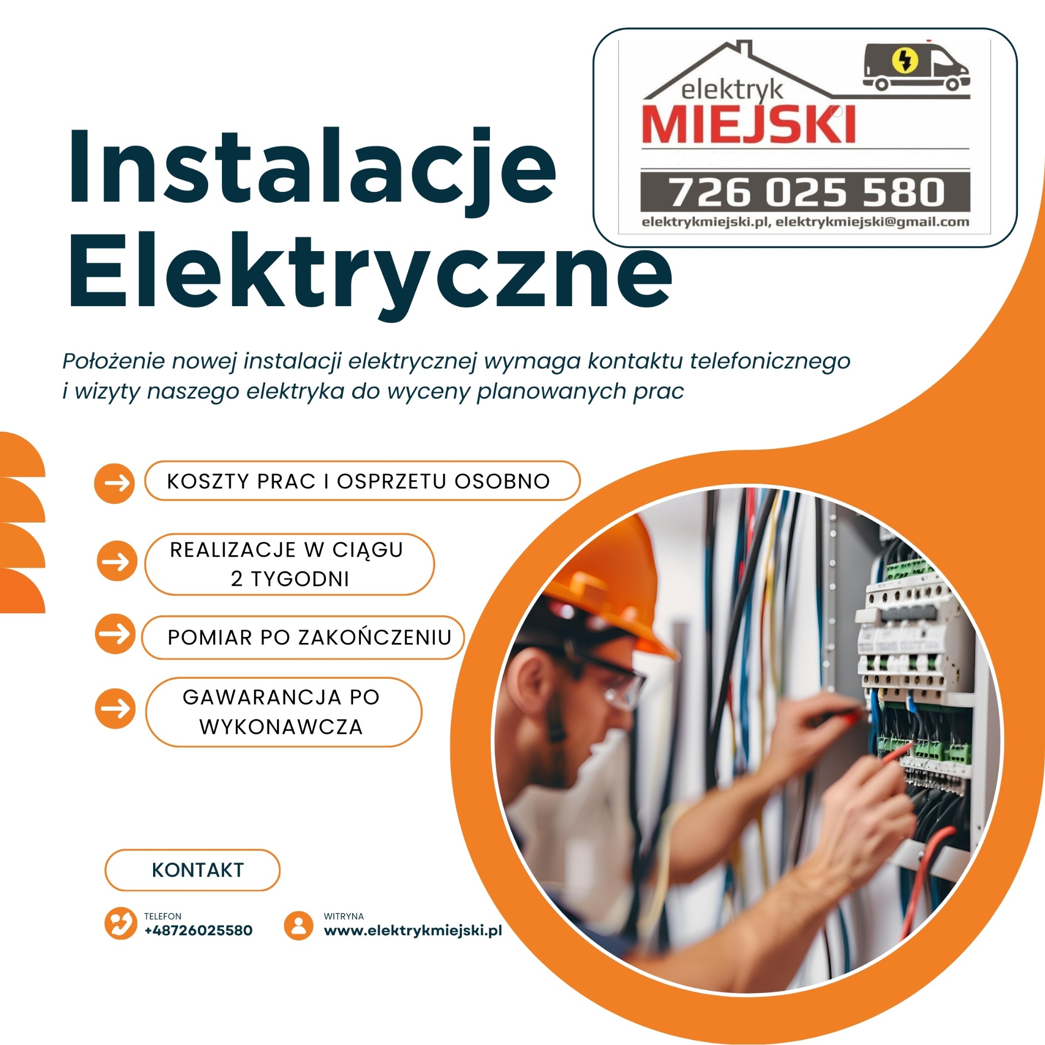 Elektryk w kasku łączy przewody w skrzynce elektrycznej. Widoczne elementy instalacji i narzędzia. Całość w firmowym szablonie Elektryk Miejski.