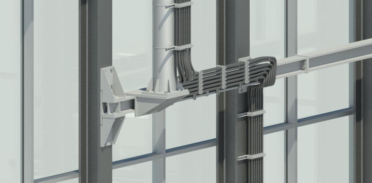 Konstrukcja stalowa mocująca kable elektryczne i rury wewnątrz budynku z przeszkloną fasadą.