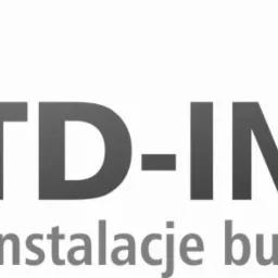 Logo firmy TD-INSTAL: stylizowany symbol słońca z fragmentem domu i niebieskim oknem, obok szary napis 'TD-INSTAL Instalacje budowlane'.