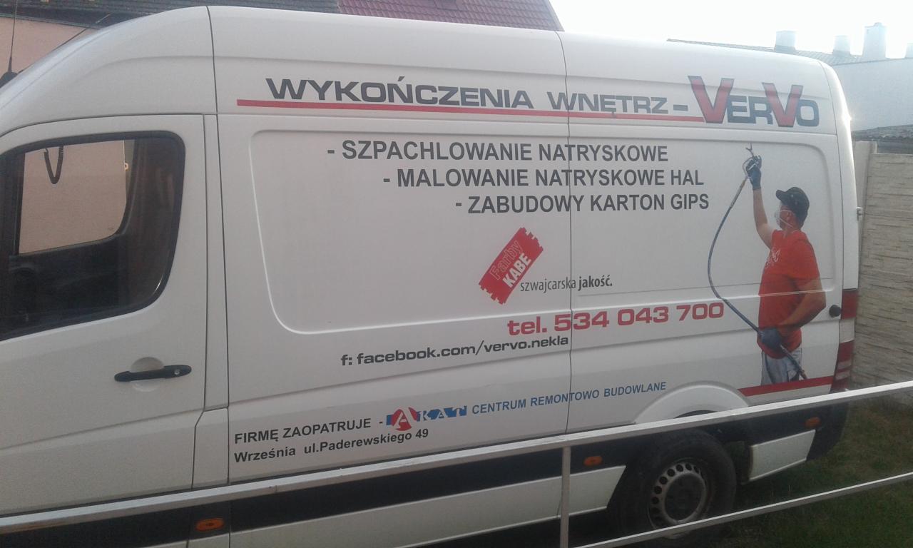 Biały samochód dostawczy z reklamą firmy 'VERVO' oferującej szpachlowanie natryskowe, malowanie natryskowe hal i zabudowy karton gips, widoczny pracownik w masce malujący ścianę natryskowo, logo...