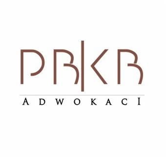 Stylizowane logo kancelarii prawnej PB|KR z napisem ADWOKACI poniżej, w kolorze brązowym na białym tle.