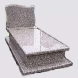 Jasnoszary nagrobek z granitu, składający się z podstawy, płyty poziomej i pionowej tablicy nagrobnej, prezentowany w studiu na białym tle.