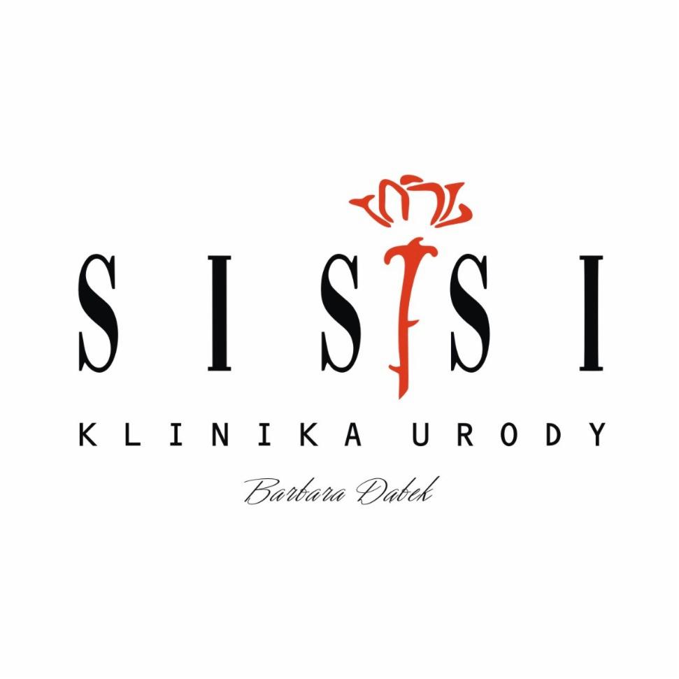 Logo kliniki urody SISSI z czerwoną koroną nad literą S, napis 'KLINIKA URODY Barbara Dabek' poniżej, czarne litery na białym tle.
