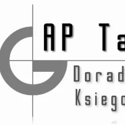 Logo firmy AP Tax Doradcy Księgowi, szaro-czarne, z elementem graficznym przypominającym literę G i napisem 'Doradcy Księgowi' pod nazwą firmy.