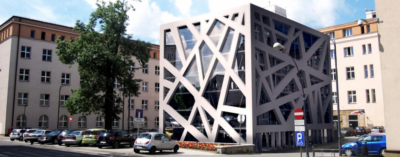 Nowoczesny budynek biurowy z dekoracyjną elewacją w kształcie białej kratownicy, widok z ulicy, zaparkowane samochody.