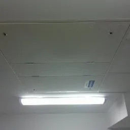 Centrala podwieszana w małym lokalu.