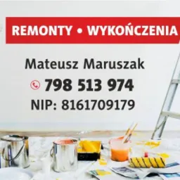 Świeżo pomalowana biała ściana z widocznym wałkiem, drabiną i rozłożoną folią ochronną, na której stoją puszki z farbą, pędzle i wałki malarskie; w górnej części zdjęcia widoczny napis 'Remonty •...