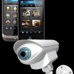 BAJER Bartosz Bajerlein - Kamera monitoringu z aplikacją mobilną na dwóch smartfonach, prezentującą podgląd z różnych pomieszczeń. Nowoczesny system zabezpieczeń w zasięgu ręki.