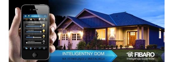 Dom z oświetleniem sterowanym przez aplikację w smartfonie. System inteligentnego domu z logo Fibaro. Oświetlenie domu zarządzane zdalnie.