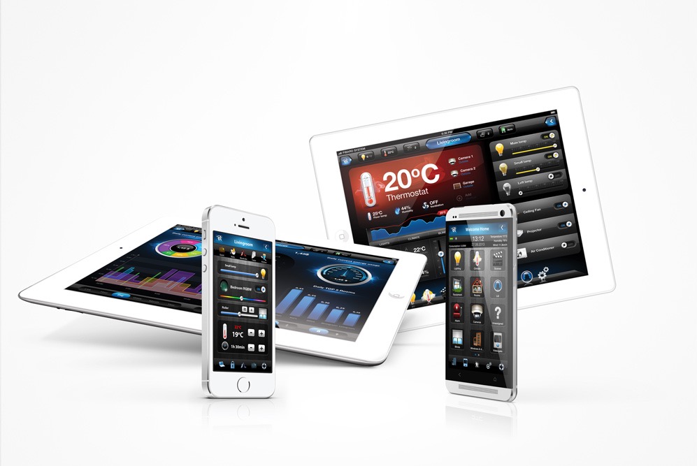 Ekrany urządzeń (tablety, smartfony) prezentują interfejsy do zarządzania domem: oświetlenie, klimatyzacja, monitoring, termostat. Białe tło, nowoczesny design.