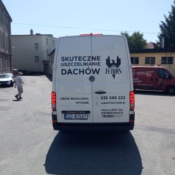 PHU FENIKS Robert Zmitrowicz - Biały samochód dostawczy z logo firmy 'Fenix' oferującej usługi uszczelniania dachów w Gdańsku. Widoczny numer telefonu i adres e-mail. Drugi samochód w tle.
