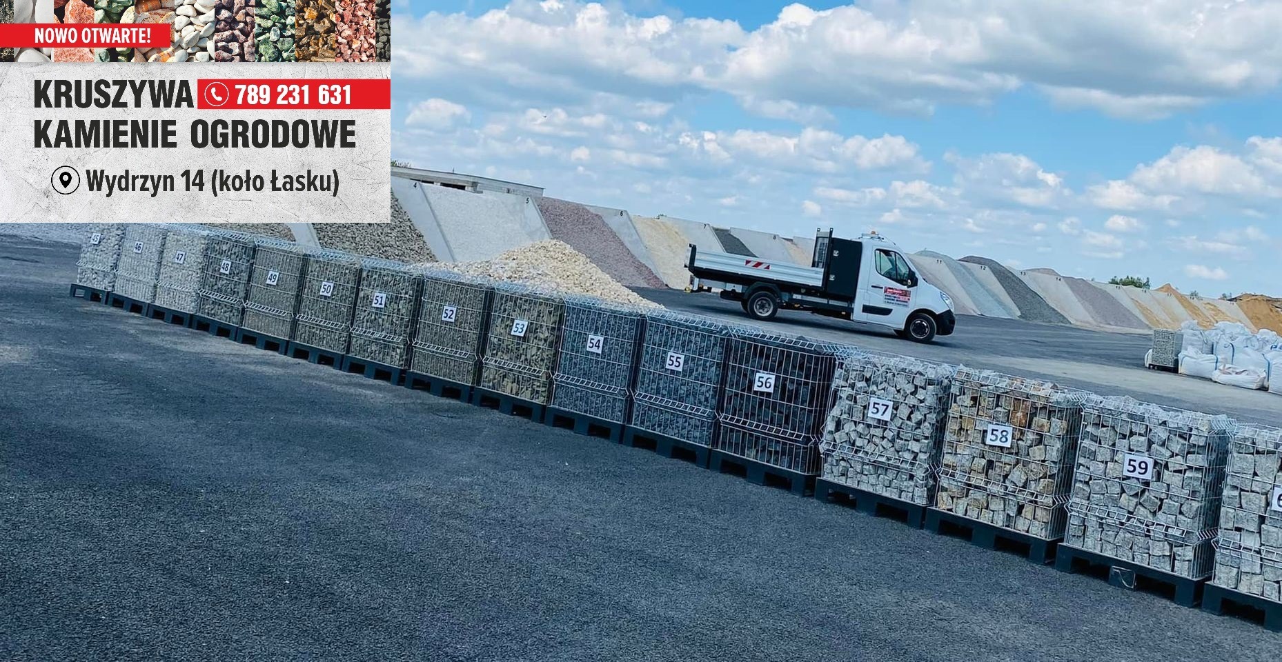 Składowisko materiałów sypkich: żwir, kamienie ogrodowe, piasek, ziemia, w metalowych koszach i pryzmach, z widocznym samochodem dostawczym na tle pochmurnego nieba.