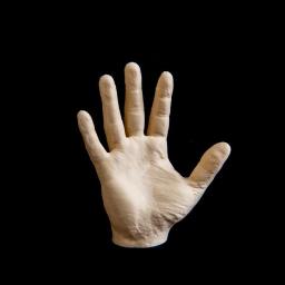 Solid3D - Model dłoni, beżowy, wykonany z materiału przypominającego piasek, na czarnym tle. Widoczne detale skóry i linie papilarne.