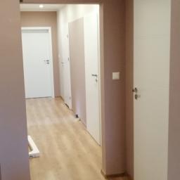 RO-STA Firma Ogólnobudowlana Starosta Roman - Położenie paneli podłogowych w całym mieszkaniu oraz wymiana dzwi wewnętrznych. Kiekrz styczeń luty 2020