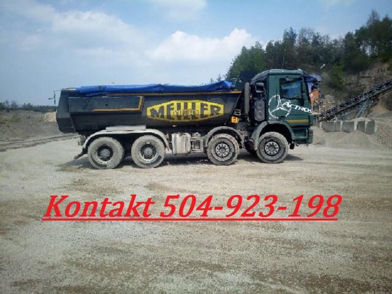 Ciężarówka wywrotka Meiller na żwirowym placu, z widocznym numerem kontaktowym naniesionym na zdjęcie.