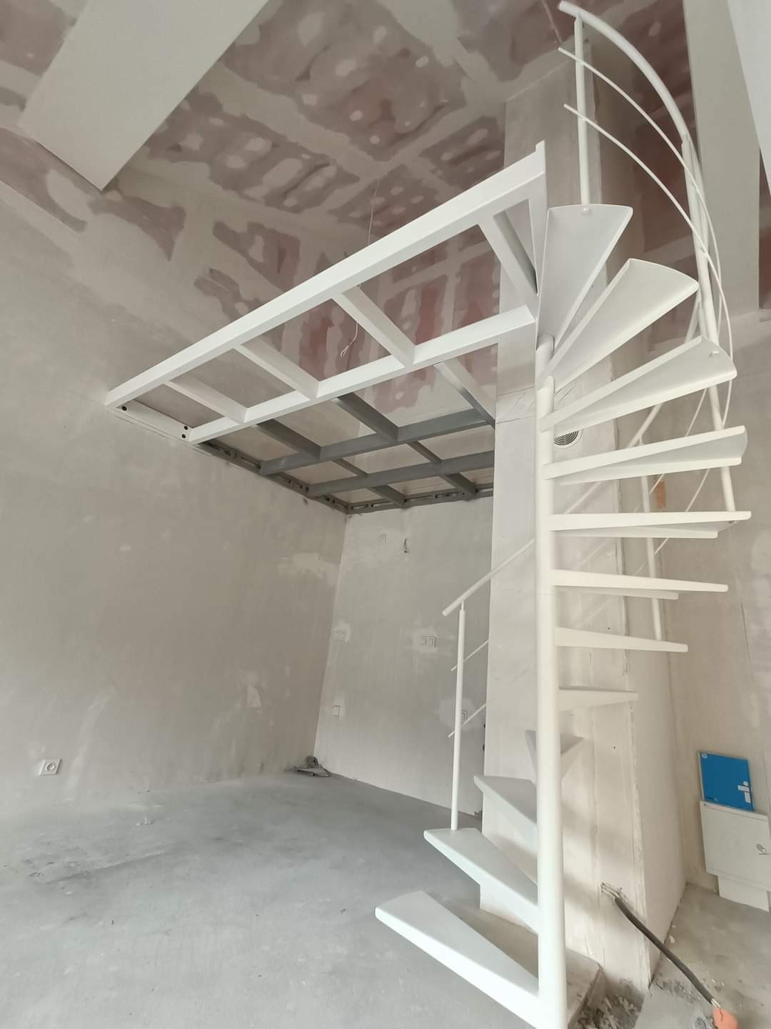 Konstrukcja antresoli i schodów