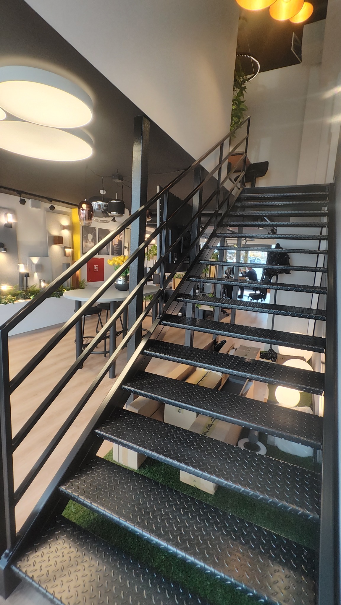 Schody że stopniami stalowymi