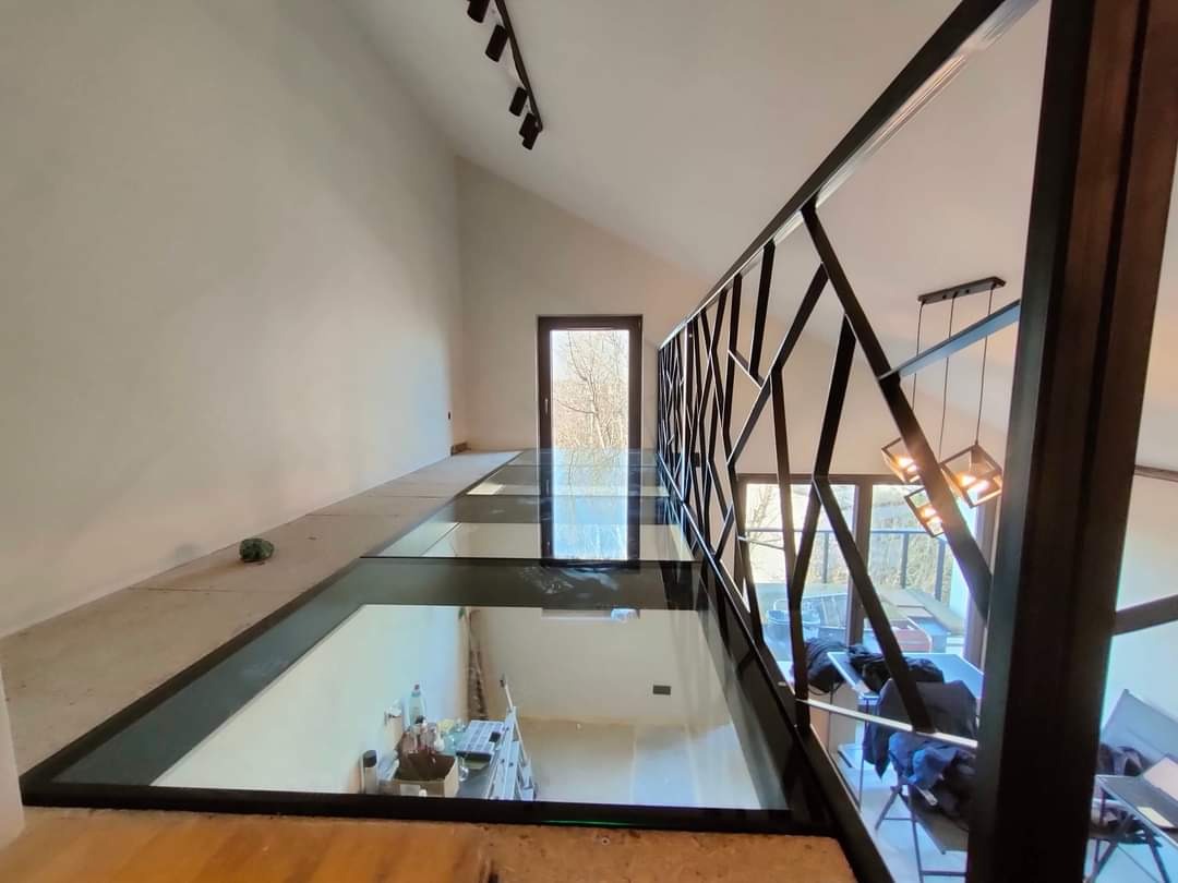 Antresola ze szklaną podłogą