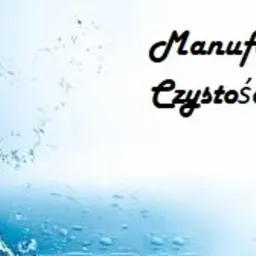 Napis 'Manufaktura Czystości' w ozdobnej czcionce na tle delikatnych rozprysków wody i błękitnej tonacji, sugerujący usługi związane z czystością.
