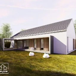 Wizualizacja parterowego domu z szarym dachem, drewnianą elewacją i betonową pergolą z huśtawką, otoczonego trawnikiem i drzewami, z trzema białymi pufami przed tarasem.