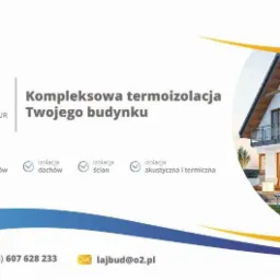 Grafika reklamowa firmy LAJBUD oferującej kompleksową termoizolację budynków pianką PUR, z wizualizacją nowoczesnego domu jednorodzinnego w tle.