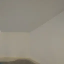 Wnętrze pokoju po nałożeniu gładzi gipsowych na ścianach i suficie, z widoczną niebieską folią ochronną na podłodze w rogu.