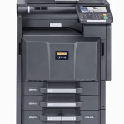 Profesjonalna, wielofunkcyjna kserokopiarka UTAX CD 1435 w kolorze szarym, z podajnikiem na papier i panelem sterowania, widoczne oznaczenia formatów A5 i A4 na szufladach.