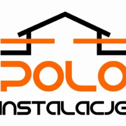 Logo firmy POLO Instalacje z czarnym symbolem dachu i pomarańczowymi poziomymi liniami nad napisem POLO w kolorze pomarańczowym, poniżej napis INSTALACJE w kolorze czarnym.