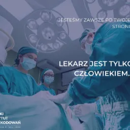 Zespół chirurgów w maskach i czepkach operacyjnych pochylony nad pacjentem na stole operacyjnym pod lampami, z logo 'Polski Instytut Odszkodowań' i hasłem 'Jesteśmy zawsze po Twojej stronie'.