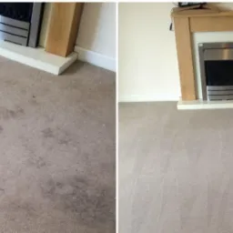 Porównanie fragmentu beżowego dywanu przed i po praniu, widoczne plamy usunięte w pobliżu kominka z drewnianą obudową i chromowanym wkładem.