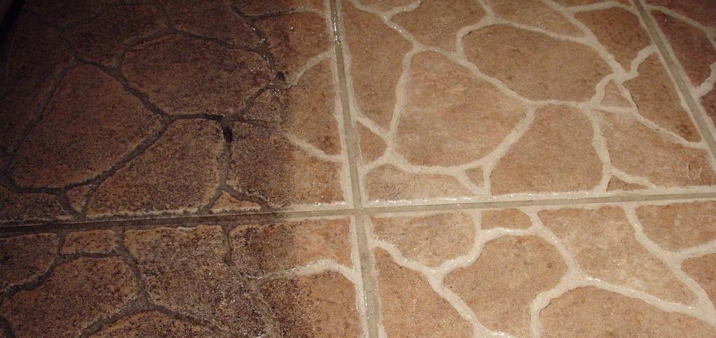 Częściowo wyczyszczona podłoga z terakoty o nieregularnym wzorze, ukazująca różnicę w wyglądzie przed i po procesie czyszczenia.