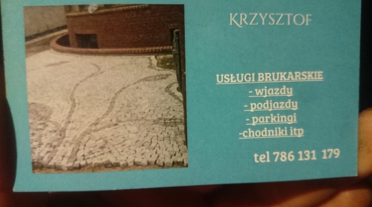 Zdjęcie wizytówki firmy brukarskiej Krzysztof, prezentującej fragment realizacji z kostki, obejmującej wjazdy, podjazdy, parkingi i chodniki.