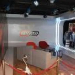 Nowoczesne wnętrze z podwieszonym sufitem i oświetleniem LED, jasnymi ścianami i minimalistycznym wyposażeniem, widok z perspektywy podłogi.