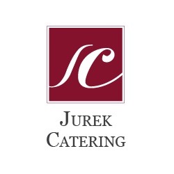 Logo firmy Jurek Catering: białe, stylizowane litery SC na bordowym kwadracie, poniżej nazwa firmy w dwóch wierszach, czcionką szeryfową.