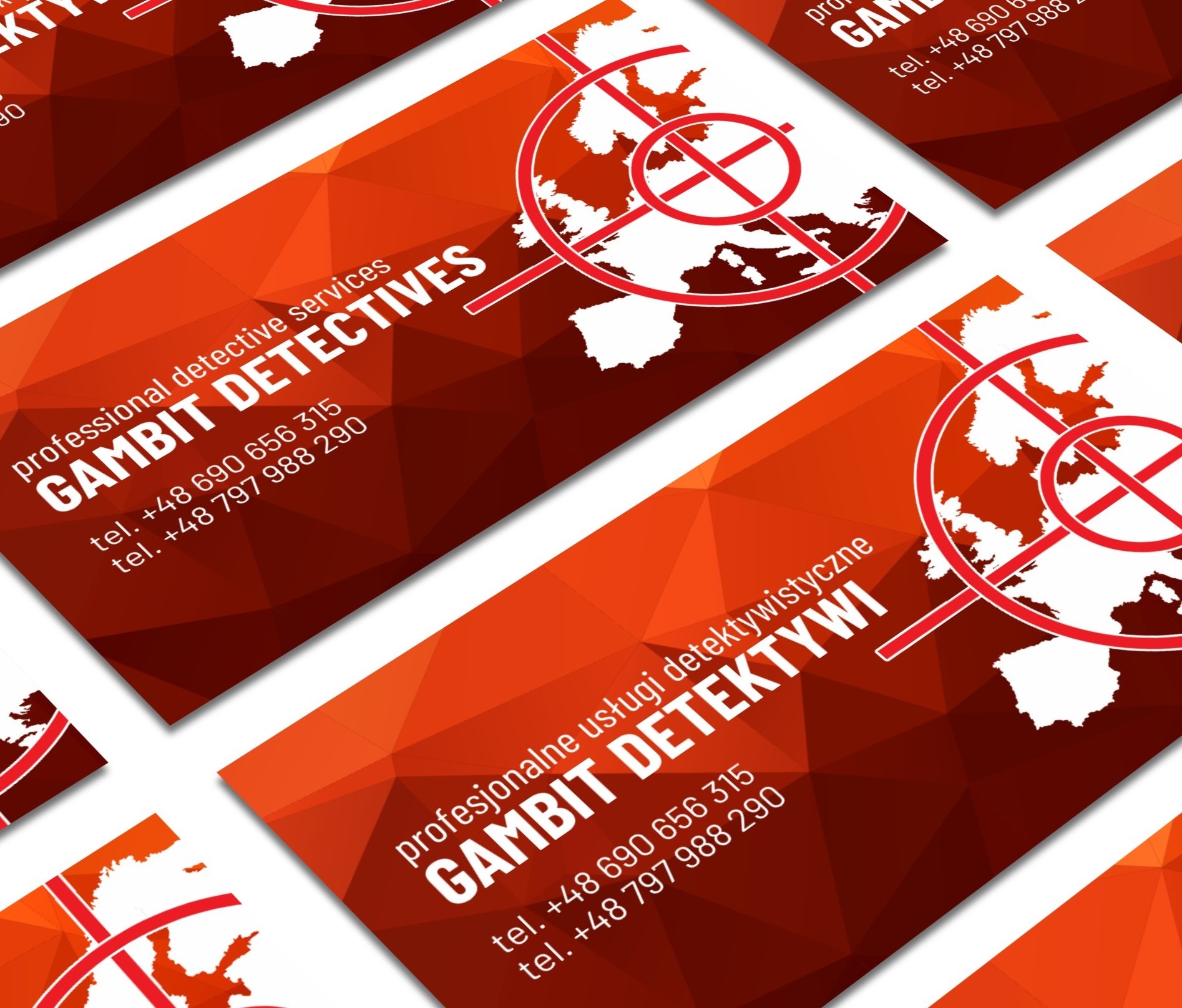 Wizytówki detektywistyczne Gambit z mapą Europy w celowniku, w kolorach pomarańczy i brązu, z numerami telefonów i hasłem 'profesjonalne usługi detektywistyczne'.