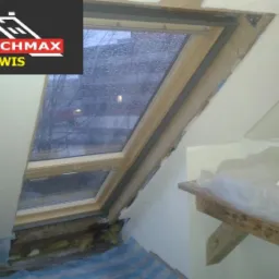 Okno dachowe z widocznymi śladami wilgoci i uszkodzeń przed naprawą, z logo firmy Dachmax Serwis w lewym górnym rogu.