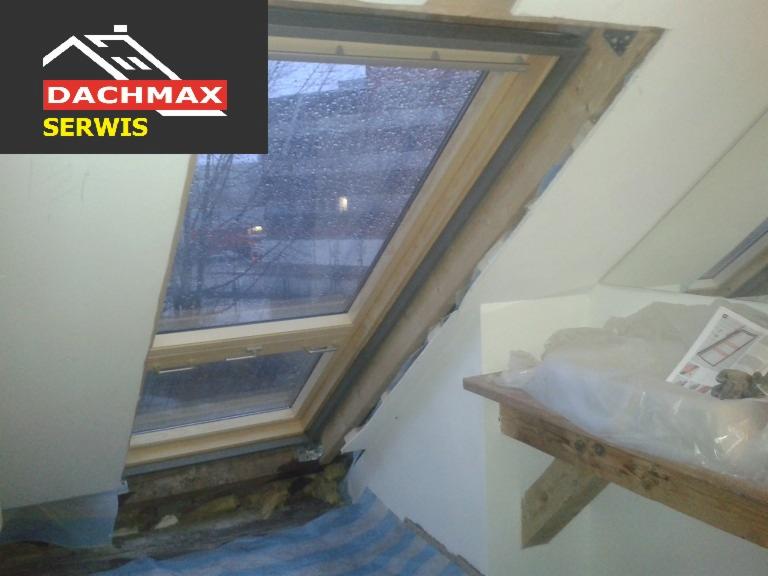 Okno dachowe z widocznymi śladami wilgoci i uszkodzeń przed naprawą, z logo firmy Dachmax Serwis w lewym górnym rogu.