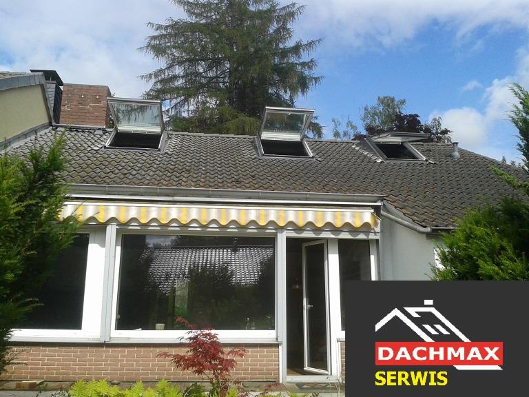 Dom z otwartymi oknami dachowymi, widok z zewnątrz, logo firmy w prawym dolnym rogu.