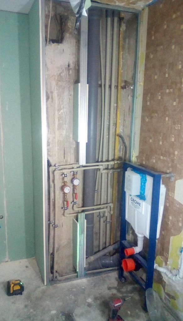 Montaż podtynkowej instalacji WC Grohe w trakcie remontu łazienki w Grudziądzu, widoczne rury, zawory, stelaż i płyta gipsowo-kartonowa.
