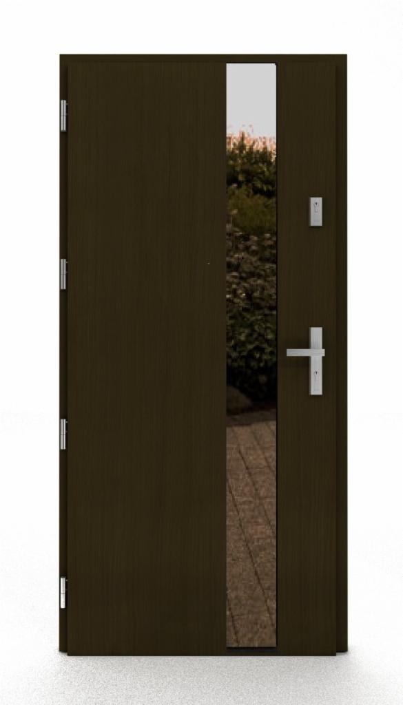 Brązowe drzwi wejściowe z wąskim przeszkleniem pionowym, widoczne zawiasy i zamek elektroniczny, odbicie zieleni w szybie.
