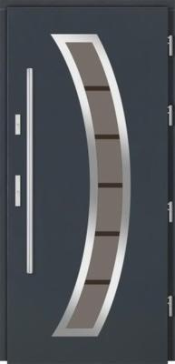 Szare drzwi wejściowe z pionowym, łukowatym przeszkleniem podzielonym na cztery segmenty, srebrne wykończenia i długi, pionowy uchwyt.